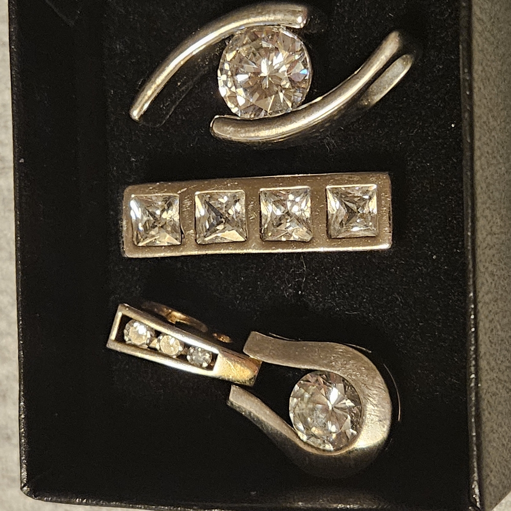 Radiant Silver Pendnants with Sparkling Stones and Intricate Design